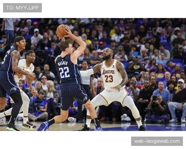 特写:詹姆斯跨越全场的长传,准确找到快下的戴维斯完成暴扣